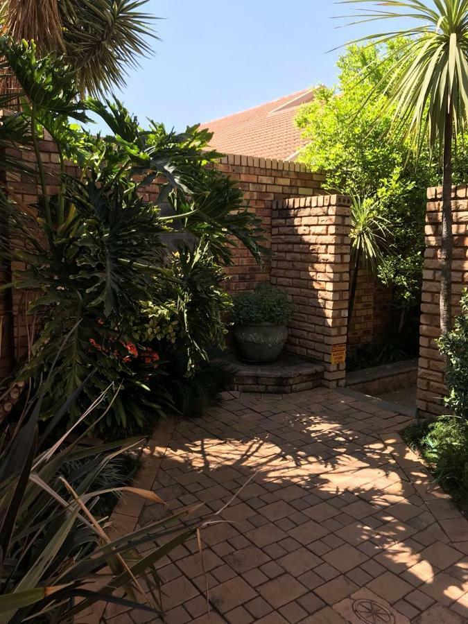 Le Cozmo Guesthouse Johannesburg Eksteriør billede